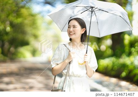 日傘をさす若い女性 日傘をさす若い女性 114671407