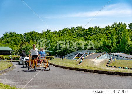 三重県四日市市 初夏の伊坂ダムサイクルパークで変り種自転車に乗って楽しむ家族連れの人 三重県四日市市 初夏の伊坂ダムサイクルパークで変り種自転車に乗って楽しむ家族連れの人 114671935