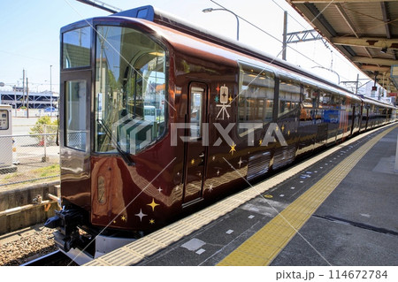 鳥羽駅に停車中の近鉄20000系ビスタカー楽 114672784