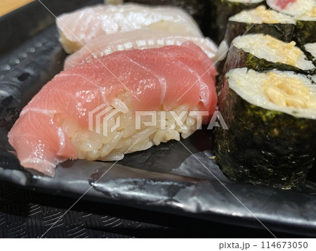 中とろのにぎり寿司 脂の乗ったまぐろ寿司 中とろのにぎり寿司 脂の乗ったまぐろ寿司 114673050