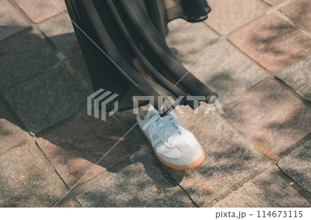 街を歩く若い女性の足下 街を歩く若い女性の足下 114673115