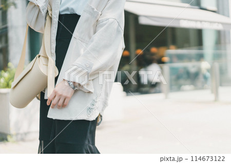 街を歩く若い女性 114673122