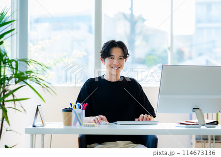 オフィスで働くビジネスマン 114673136