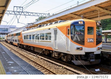 鳥羽駅に停車中の近鉄30000系ビスタカー 鳥羽駅に停車中の近鉄30000系ビスタカー 114673172