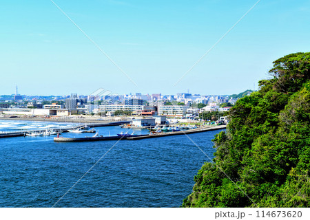 片瀬江ノ島  西浜海水浴場と片瀬漁港の風景 114673620