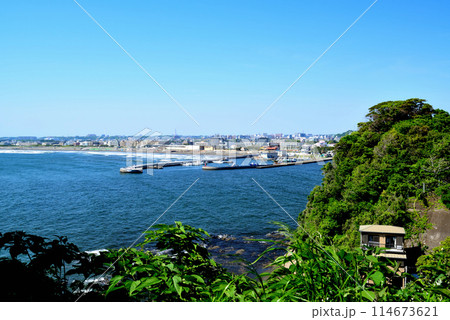 片瀬江ノ島  西浜海水浴場と片瀬漁港の風景 114673621