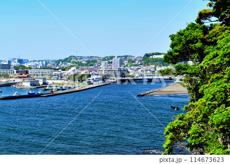 片瀬江ノ島  西浜海水浴場と片瀬漁港の風景 114673623