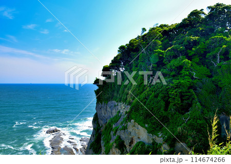 片瀬江ノ島 山二つの断崖の風景 片瀬江ノ島 山二つの断崖の風景 114674266