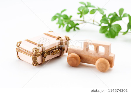 自動車と旅行バック 自動車と旅行バック 114674301