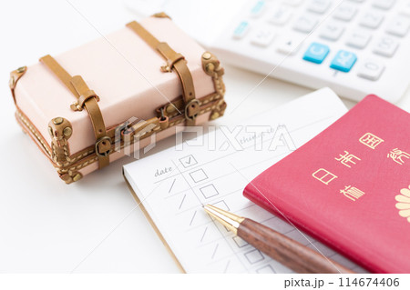 旅行バックとチェックリストとパスポート 114674406