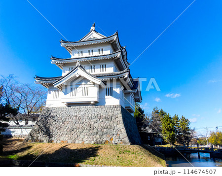 のぼうの城忍城跡の景色 天守とお堀 難攻不落の落ちない城 青空の下で のぼうの城忍城跡の景色 天守とお堀 難攻不落の落ちない城 青空の下で 114674507