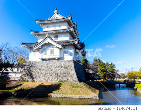 のぼうの城忍城跡の景色 天守とお堀 難攻不落の落ちない城 青空の下で のぼうの城忍城跡の景色 天守とお堀 難攻不落の落ちない城 青空の下で 114674511