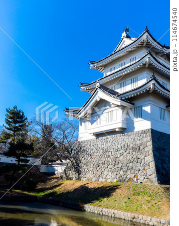 のぼうの城忍城跡の景色 天守とお堀 難攻不落の落ちない城 青空の下で のぼうの城忍城跡の景色 天守とお堀 難攻不落の落ちない城 青空の下で 114674540
