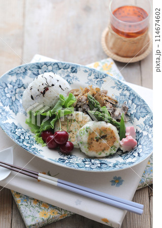 レンコンバーグとおにぎりのワンプレート レンコンバーグとおにぎりのワンプレート 114674602