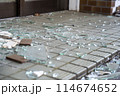 地面に飛散している割れた窓ガラス 114674652