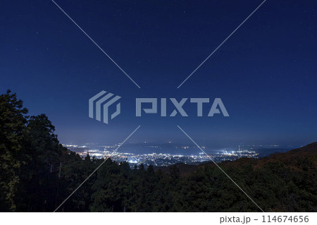 七尾城跡から望む夜の街灯り　石川県七尾市 114674656