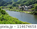 川岸に残る廃吊り橋の主橋脚のある風景 114674658