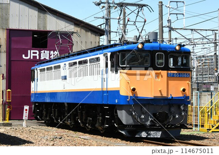 車両基地に停車するEF65形電気機関車（EF65形1065号機） 114675011
