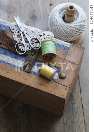 小箱に置いた糸巻 114675147