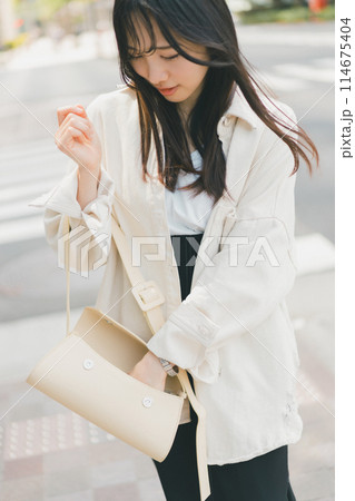 横断歩道を渡る若い女性 横断歩道を渡る若い女性 114675404