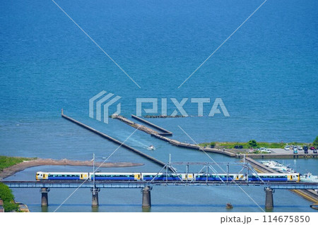 内房線の大俯瞰 1連のトラス橋を渡る新宿さざなみ(E257系) 内房線の大俯瞰 1連のトラス橋を渡る新宿さざなみ(E257系) 114675850