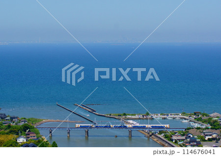 東京湾とE257系・新宿さざなみ 東京湾とE257系・新宿さざなみ 114676041