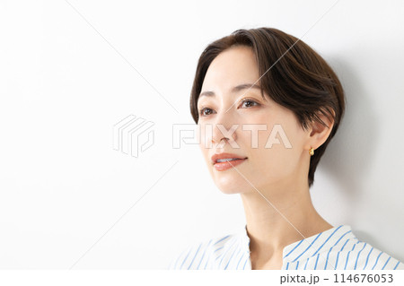 笑顔の女性 笑顔の女性 114676053