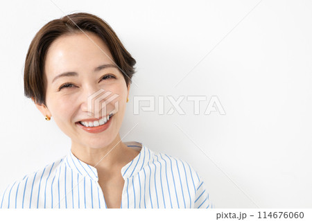 笑顔の女性 笑顔の女性 114676060