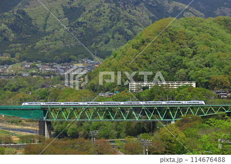鳥沢の鉄橋を渡る中央本線特急 114676488