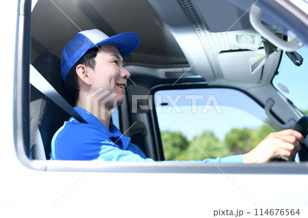 運転中の配送ドライバーの男性 運転中の配送ドライバーの男性 114676564