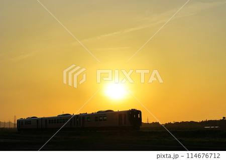 夕暮れの磐越西線 114676712