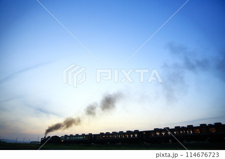 夕暮れの磐越西線 114676723