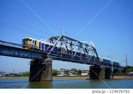 湊川橋りょうを渡る臨時特急新宿さざなみ 114676792