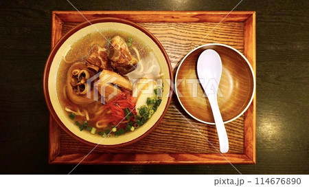 てびちと三枚肉とそーきがのった沖縄そば 114676890