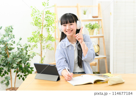 高校生 女の子 ヘッドフォン 指差し 高校生 女の子 ヘッドフォン 指差し 114677184