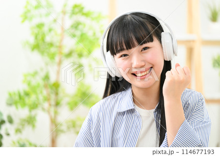 高校生 女の子 ヘッドフォン ガッツポーズ 高校生 女の子 ヘッドフォン ガッツポーズ 114677193