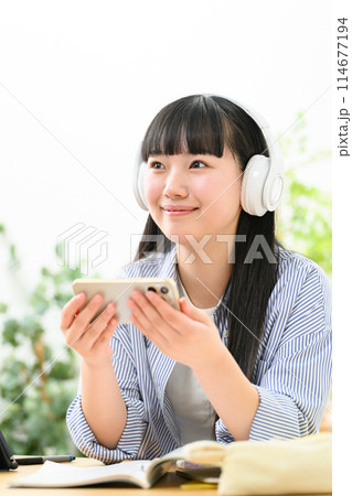 高校生 女の子 ヘッドフォン スマホ 高校生 女の子 ヘッドフォン スマホ 114677194