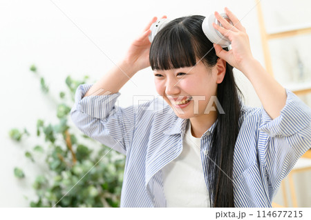 高校生 女の子 ヘッドフォン 高校生 女の子 ヘッドフォン 114677215