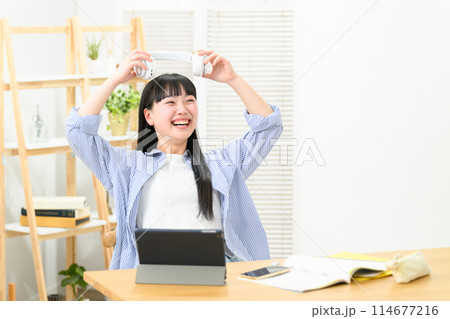 高校生　女の子　ヘッドフォン 114677216