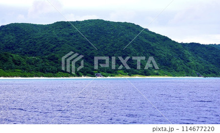 沖縄県慶良間諸島の海から見た阿嘉島のニシバマの風景 沖縄県慶良間諸島の海から見た阿嘉島のニシバマの風景 114677220