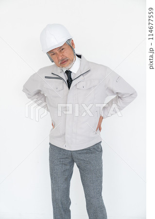 疲れたシニア男性　ビジネス　作業服 114677559