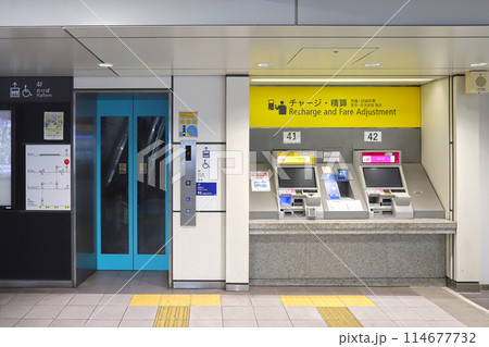 ゆりかもめ新橋駅のエレベーターと精算機 114677732