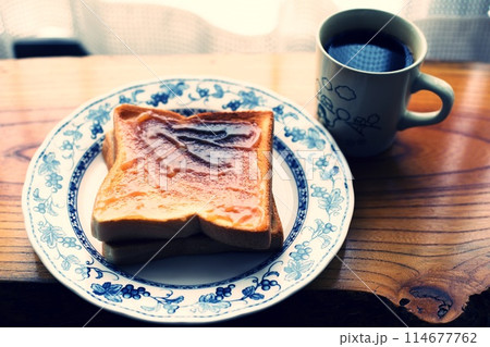 焼いたトーストとホットコーヒー 焼いたトーストとホットコーヒー 114677762