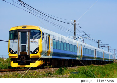 特急しおさい82号　青空の下を走るE257系編成写真 114677890