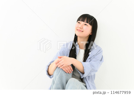 私服の女子高生 座る 私服の女子高生 座る 114677959