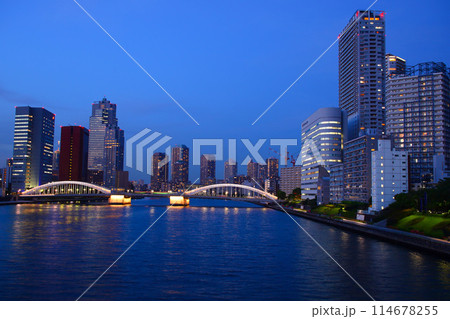 東京都　隅田川の勝鬨橋と街並み 114678255