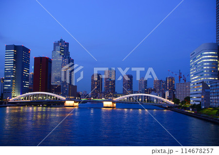 東京都　隅田川の勝鬨橋と街並み 114678257