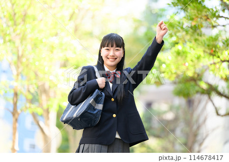 女子高生 通学 新緑 ガッツポーズ 女子高生 通学 新緑 ガッツポーズ 114678417