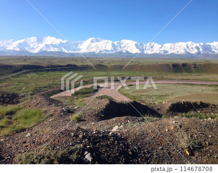 キルギス山岳地帯/標高3千メートルの荒野から標高7千メートルのレーニン峰を望む キルギス山岳地帯/標高3千メートルの荒野から標高7千メートルのレーニン峰を望む 114678708