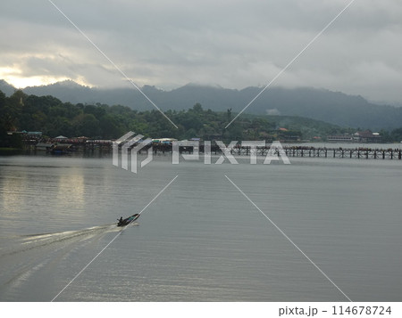 タイ最長の木造橋・モーンブリッジ 114678724